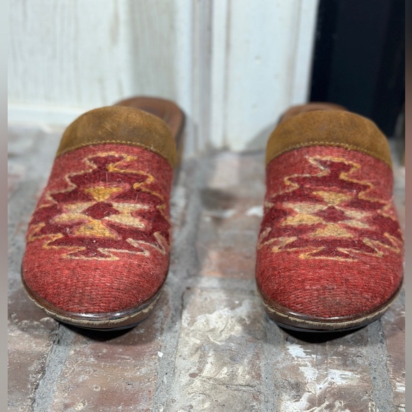 Born Shoes - Børn Bandy Wool Suede Clogs | Tribal Blanket Pattern | Size 7 / EU 38